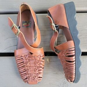 Vintage 90s y2k Aerosoles Strappy Caged Huarache Buckle Jesus Sandals Woman's 6
